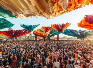 Влияние музыкальных фестивалей на социальные движения: от Woodstock до Coachella
